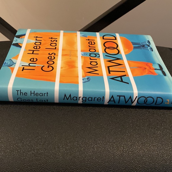 Signed by Margaret Atwood “The Heart Goes Last” copy hardcover - Picture 4 of 4